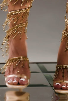 Goldene, glitzernde Riemchensandalen mit hohem Absatz und Quaste