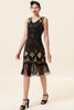 Laden Sie das Bild in den Galerie-Viewer, Schwarze und goldene Pailletten Fransen 1920er Jahre Gatsby Flapper Kleid mit 20er Jahre Accessoires Set